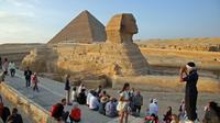 Private Tour: Giza Pyramids, Sphinx and Valley Temple with Lunch from Cairo