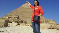 Private Pyramid Tour of Giza Saqqara and Memphis with Guide from Cairo including Airport Transfers