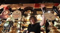 Small Group: London Historic Pub and Wine Cave Tour