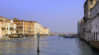 Transfert en limousine privée de l'aéroport de Venise au centre-ville de Venise en voiture et bateau-taxi,