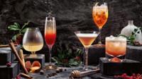 Cocktail italienne et des alcools de dégustation dans la soirée