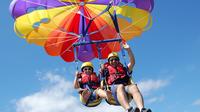 Duas grandes aventuras: experiência de parasail e excursão de compras saindo de Punta Cana Duas grandes aventuras: experiência de parasail e excursão de compras saindo de Punta Cana