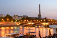 Dîner à la tour Eiffel et croisière sur la Seine en monospace