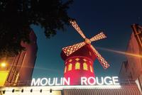 Middagscruise på Seinen med Marina de Paris og forestilling på Moulin Rouge Middagscruise på Seinen med Marina de Paris og forestilling på Moulin Rouge