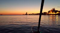 Excursion privée à Lisbonne en voilier au coucher de soleil, avec dîner de sushis Excursion privée à Lisbonne en voilier au coucher de soleil, avec dîner de sushis