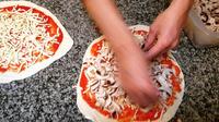 Cooking class in Rome: Make your own pizza