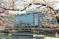 Osaka am Spaziergang am Nachmittag mit Osaka Flussfahrt Osaka am Spaziergang am Nachmittag mit Osaka Flussfahrt