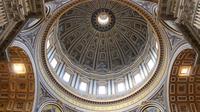 Toegang zonder wachten: tour door Vaticaanse musea met bezoek aan de Stanze di Raffaello, de Sixtijnse Kapel en de Sint-Pietersbasiliek Toegang zonder wachten: tour door Vaticaanse musea met bezoek aan de Stanze di Raffaello, de Sixtijnse Kapel en de Sint-Pietersbasiliek