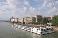 Budapest Shared Transfer: Hotels to Budapest Pier