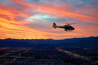 Helikoptervlucht over de Vegas Strip en Hoover Dam bij schemer Helikoptervlucht over de Vegas Strip en Hoover Dam bij schemer