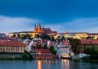 Prague de nuit: visite à pied en petit groupe et croisière sur la Vltava