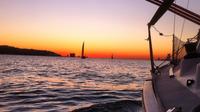 Lisbonne Sunset Sensations Private Sailing Tour avec un bouteille de vin mousseux