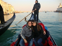Paseo en góndola por Venecia con serenata incluida Paseo en góndola por Venecia con serenata incluida