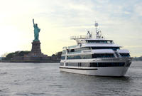 Croisière-dîner dans les lumières de la ville de New York avec surclassement optionnel en place fenêtre Croisière-dîner dans les lumières de la ville de New York avec surclassement optionnel en place fenêtre