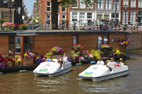 Location de pédalo sur les Canaux d' 'Amsterdam with la Heineken Experience en options