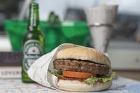hamburger et bière Croisière Dans la soirée à Amsterdam