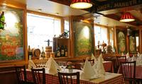 Private Tour: Montmartre Walking Tour, Dinner and Au Lapin Agile Cabaret