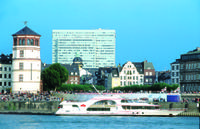 Düsseldorf Hop-On Hop-Off Bus Tour and Rhine River Sightseeing Cruise