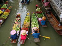 Privétour van een dag naar de drijvende markten en de 'Brug over de Kwai' vanuit Bangkok Privétour van een dag naar de drijvende markten en de 'Brug over de Kwai' vanuit Bangkok