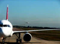 Gemeinsamer Transfer bei der Ankunft in Singapur: Flughafen zum Hotel Gemeinsamer Transfer bei der Ankunft in Singapur: Flughafen zum Hotel