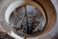 Billet coupe-file: visite APPROFONDIE de l'art des musées du Vatican les escaliers de RD par Bramante