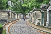 Promenade à pied dans le cimetière du Père-Lachaise à Paris