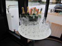 Champagnesmagning under sejltur på Seine-floden Champagnesmagning under sejltur på Seine-floden