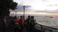 Brooklyn Bridge and Big Apple Highlights Twilight Bike Tour
