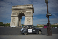Visite privée : visite en 2 CV des Champs-Élysées à Paris