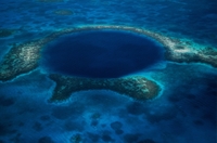 Vol en hélicoptère au-dessus du Grand Trou bleu et des îles de Turneffe