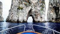 Promenade en bateau sur l'île de Capri avec baignade, visites et limoncello Promenade en bateau sur l'île de Capri avec baignade, visites et limoncello