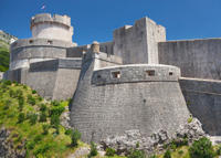 Recorrido a pie por las antiguas murallas de la ciudad de Dubrovnik Recorrido a pie por las antiguas murallas de la ciudad de Dubrovnik