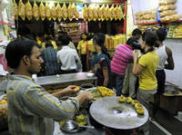 Eat Like a Local: Mumbai Street Food Tour by Night