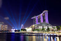 Singapur bei Nacht mit Gardens by the Bay und Bugis Street Singapur bei Nacht mit Gardens by the Bay und Bugis Street
