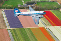 Exclusivité Viator: vol touristique à bord d'ONU Dakota au-dessus d'Amsterdam et des champs de tulipes with billet coupe-file versez Les Jardins de Keukenhof