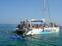 Crucero de ocio o navegación con fiesta en catamarán en Barcelona