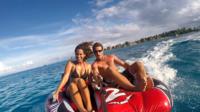 Sports aquatiques à Bora Bora : le wakeboard, le ski nautique ou le tubing Sports aquatiques à Bora Bora : le wakeboard, le ski nautique ou le tubing