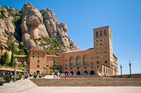 Visite de Barcelone et Montserrat with billet coupe-file versez le parc Güell et prix en accusation à l'hôtel ous au port