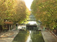 Paris comme un local : visite à pied en petit groupe avec croisière sur le canal Saint-Martin