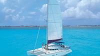 Catamarã supereconômico na Isla Mujeres com tudo incluso, além do Parque Xcaret Catamarã supereconômico na Isla Mujeres com tudo incluso, além do Parque Xcaret