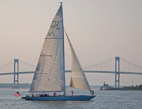 Croisière dans le port de Newport à bord d'ONU yacht ancien de la Coupe de l'Amérique