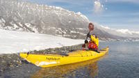 Excursion en kayak en hiver sur les eaux turquoise du lac de Brienz Excursion en kayak en hiver sur les eaux turquoise du lac de Brienz