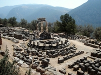 Viagem privada de 2 dias saindo de Atenas para Delfos, Galaxidi e Mosteiro de Hosios Loukas Viagem privada de 2 dias saindo de Atenas para Delfos, Galaxidi e Mosteiro de Hosios Loukas