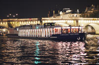 Croisière du Nouvel An sur la Seine avec dîner de quatre plats, vin et divertissement