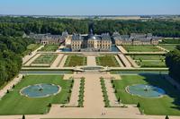 Chateau de Vaux-le-Vicomte Tour with Champagne and Luxury Car Transport