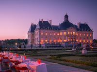 Excursão Noturna ao Chateau de Vaux-le Vicomte, Jantar à Luz de Velas com Transporte em Carro de Luxo Excursão Noturna ao Chateau de Vaux-le Vicomte, Jantar à Luz de Velas com Transporte em Carro de Luxo