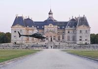 Helicopter Tour to Château de Vaux-le-Vicomte from Paris Including Champagne Reception 