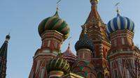 Moscou Derrière les icônes avec Pushkinskaya Place Rouge et la cathédrale St Basils dans une perspective locale