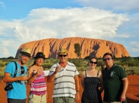 Excursion d'Une journée à Ayers Rock au départ d'Alice Springs comprising Uluru, Kata Tjuta et barbecue non versez le dîner au coucher du soleil