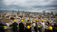 Balade dans le ciel au-dessus de la vieille ville de Barcelone